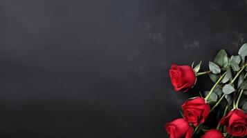 ai generiert minimalistisch schwarz Hintergrund auf welche Lügen ein Strauß von rot Rosen mit groß Copyspace Bereich foto