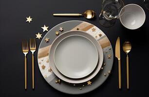 ai generiert grau Abendessen Platten mit golden Besteck und Gold Zylinderware setzt foto
