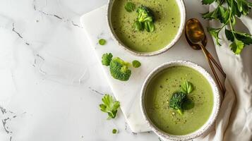 ai generiert schön Foto von Brokkoli Suppe im Weiß Platten auf ein Weiß Marmor Tisch. in der Nähe Lügen ein schön golden Löffel