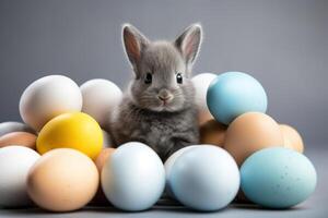 ai generiert Baby grau Hase sitzt zwischen mehrere farbig Eier foto
