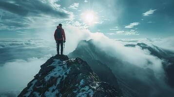 ai generiert Silhouette von ein Bergsteiger auf Berg Gipfel beim Sonnenaufgang foto