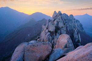 Aussicht von ulsanbawi Felsen Gipfel auf Sonnenuntergang. Seoraksan National Park, Süd Korea foto