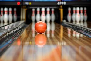 ai generiert das Bowling Ball fliegt in das Kegeln. Bowling foto