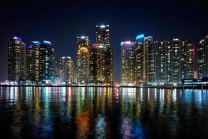 Busan Yachthafen Stadt Wolkenkratzer beleuchtet im Nacht foto