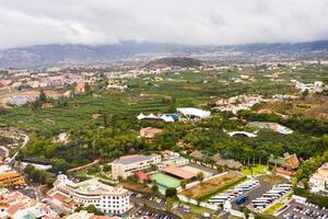 oben Aussicht von das Stadt von puerto de la Cruz auf das Insel von Teneriffa, Kanarienvogel Inseln, atlantisch Ozean, Spanien foto