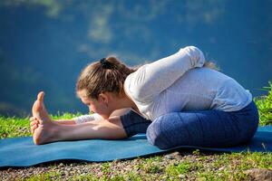 Frau tun Yoga Asana draußen foto