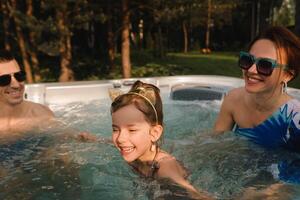 im Sommer, das Familie ruht im das draussen heiß Wanne foto