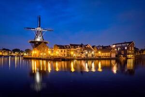 Harlem Wahrzeichen Windmühle de Adrian auf spaarne Fluss. Harlem, foto