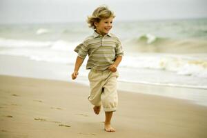 ai generiert Junge Laufen auf Strand foto