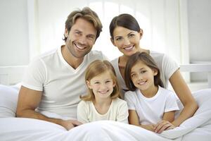 ai generiert glücklich Familie auf Weiß Bett im das Schlafzimmer foto