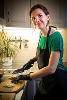 Frau Kochen lecker geschmolzen Schokolade auf Tabelle im Küche. foto