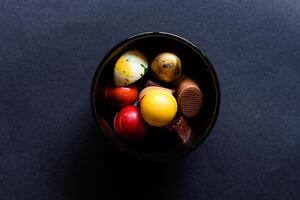 klein runden Schüssel mit köstlich hausgemacht Schokolade im es foto