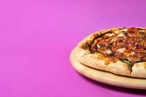 köstlich groß Pizza mit Speck und Spinat auf ein Rosa Hintergrund foto