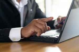 Geschäftsleute Arbeit auf Laptops beim ihr Schreibtische foto