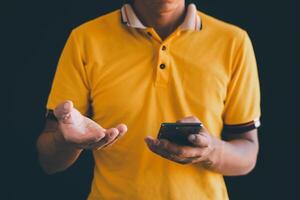 Nahansicht von Mann mit öffnen Hand und mit Handy, Mobiltelefon Telefon foto