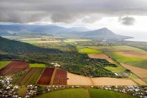 Aussicht von das Höhe von das gesät Felder gelegen auf das Insel von Mauritius foto