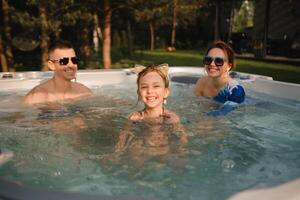 im Sommer, das Familie ruht im das draussen heiß Wanne foto