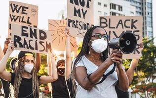 Aktivist Bewegung protestieren gegen Rassismus und Kampf zum Gleichberechtigung - - Demonstranten von anders Kulturen und Rennen Protest auf Straße zum gleich Rechte - - schwarz Leben Angelegenheit Proteste Stadt Konzept foto