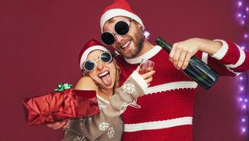 glücklich verrückt Paar Jubel mit Champagner beim Weihnachten Party - - Teenager jung Menschen haben Spaß Trinken und feiern Weihnachten Ferien - - Konzept von tausendjährig, Liebe, fest und Jugend Lebensstil foto