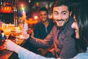 glücklich freunde haben Spaß beim Cocktail Bar - - jung modisch Menschen Trinken Cocktails und Lachen zusammen im ein Verein - - Party und Nachtleben Konzept foto