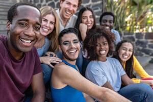 jung gemischtrassig Gruppe von freunde nehmen Selfie Sitzung auf städtisch Treppe - - Jugend tausendjährig Lebensstil und Technologie Konzept foto