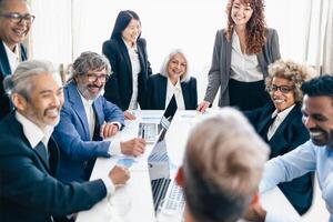 gemischtrassig Geschäft Menschen Arbeiten zusammen im modern Büro - - Unternehmerschaft Konzept foto