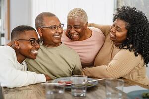 glücklich afrikanisch Familie genießen Mittagessen zusammen beim Zuhause - - Eltern Einheit Konzept foto