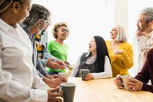 glücklich gemischtrassig Menschen mit anders Alter und Ethnien haben Spaß Trinken ein Tasse von Kaffee beim Zuhause foto