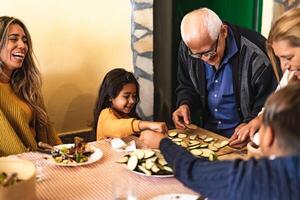 glücklich Latein Familie haben Spaß während vorbereiten Abendessen zusammen beim Zuhause - - Kinder Ausgaben Zeit mit Großeltern während Ferien - - spanisch Menschen und Essen Lebensstil Konzept foto