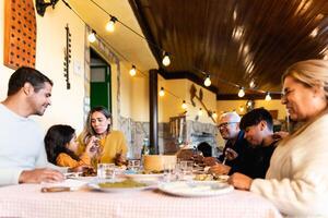 glücklich Latein Familie haben Spaß Mittagessen zusammen beim Zuhause foto