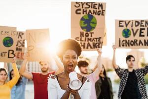 Demonstranten Gruppe protestieren gegen Plastik Verschmutzung und Klima Veränderung - - gemischtrassig Menschen Kampf auf Straße halten Banner auf Umgebungen Katastrophen - - global Erwärmen Konzept foto