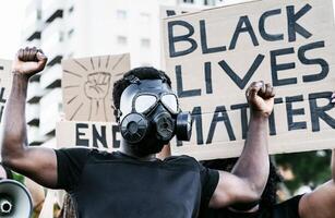 Aktivist tragen Gas Maske protestieren gegen Rassismus und Kampf zum Gleichberechtigung - - schwarz Leben Angelegenheit Demonstration auf Straße zum Gerechtigkeit und gleich Rechte - - blm International Bewegung Konzept foto