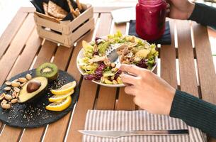 weiblich Hände Seite Aussicht Essen Gesundheit Gemüse Salat mit Hähnchen Brust Avocado Kiwi und Trinken frisch Smoothie Früchte - - gesund Ernährung Essen Lebensstil Konzept foto