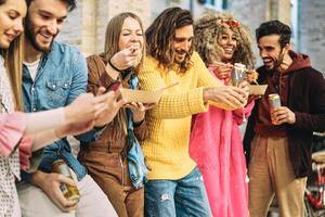 Gruppe von glücklich freunde Essen asiatisch Essen und Trinken Biere im das Stadt - - tausendjährig jung Menschen haben Spaß und Lachen zusammen draussen - - Freundschaft, Sozial und Jugend Lebensstil Konzept foto