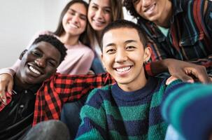 jung gemischtrassig freunde nehmen Selfie zusammen - - Freundschaft und Vielfalt Konzept foto