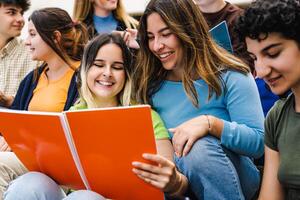 jung gemischtrassig freunde studieren zusammen draußen Universität - - Schule Bildung Konzept foto