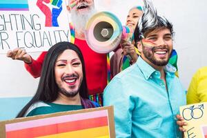 Fröhlich Aktivist Menschen lgbt Sozial Bewegung protestieren zum homosexuell Rechte - - Geschlecht Gleichberechtigung Konzept foto