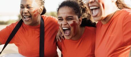 weiblich Fußball Fans jubeln während Aufpassen Fußball Spiel beim Stadion - - Sport Unterhaltung Konzept foto