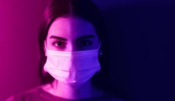 jung Frau tragen medizinisch Maske gegen Corona Virus - - Angst Mädchen Quarantäne zum verhindern Pandemie Verbreitung von Coronavirus - - mental Gesundheit Einschlag zum covid19 und Angst Menschen Konzept foto