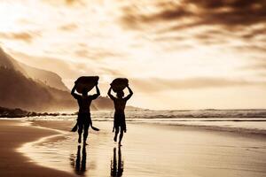 glücklich freunde Laufen und halten Surfbretter auf Strand Sonnenuntergang Zeit - - Surfer Vater und Sohn tun warm oben Übung - - sportlich Gesundheit Menschen Lebensstil und extrem Sport Konzept foto