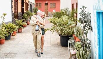 glücklich Senior Paar Umarmen draussen - - im Ruhestand Menschen haben Spaß Gehen im das Stadt - - Liebe, Beziehung und Alten Lebensstil Konzept foto