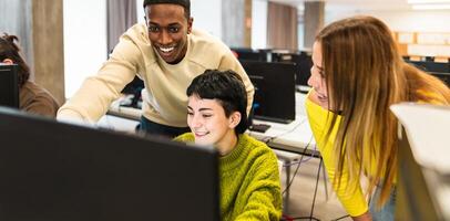 jung Klassenkameraden studieren zusammen im hoch Schule - - Bildung Konzept foto