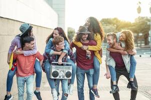 glücklich Millennials freunde haben Spaß draussen - - jung Menschen Huckepack während Lachen und Gehen zusammen im das Stadt Center - - Freundschaft, Generation z, Teenager und Jugend Lebensstil Konzept foto