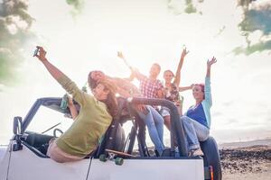 Gruppe von glücklich freunde haben Spaß auf Cabrio Auto im Ferien - - jung Menschen Trinken Champagner und nehmen Selfie während ihr Straße Ausflug - - reisen, Freundschaft, Jugend Lebensstil Ferien Konzept foto