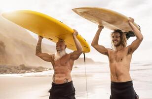 glücklich freunde Surfen zusammen auf tropisch Ozean - - sportlich Menschen haben Spaß während Ferien Surfen Tag - - extrem Sport Lebensstil Konzept foto