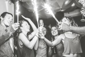 glücklich freunde tun Party Tanzen und Trinken Champagner beim Nachtclub - - tausendjährig jung Menschen haben Spaß mit Wunderkerzen Feuerwerk im Diskothek Club - - Unterhaltung, Jugend Lebensstil Ferien Konzept foto