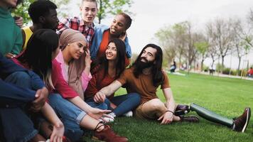 Gruppe von jung gemischtrassig freunde haben Spaß zusammen im Park - - Freundschaft und Vielfalt Konzept foto