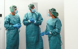 Ärzte tragen ppe Ausrüstung Gesicht chirurgisch Maske und Visier Kampf gegen Corona Virus Ausbruch - - Gesundheit Pflege und medizinisch Arbeitskräfte Konzept foto