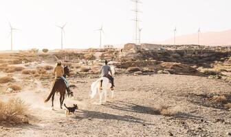 jung Menschen Reiten Pferde im Wüste - - zu Pferd Reise Menschen haben Spaß erkunden wild Natur - - Tiere Leidenschaft und Pferdesport Lebensstil Konzept foto