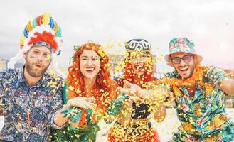 glücklich freunde feiern beim Karneval Brasilianer Party - - jung Menschen tragen Karneval Kostüme haben Spaß werfen Konfetti und Lachen zusammen draussen - - Konzept von Jugend Lebensstil Ferien foto